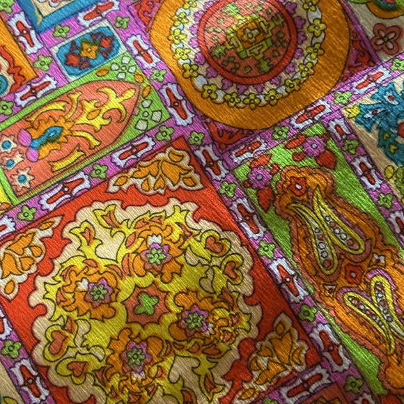 Vintage Fabric. Fabric is a polyester crepe. Early 70’s. - Picture 1 of 2